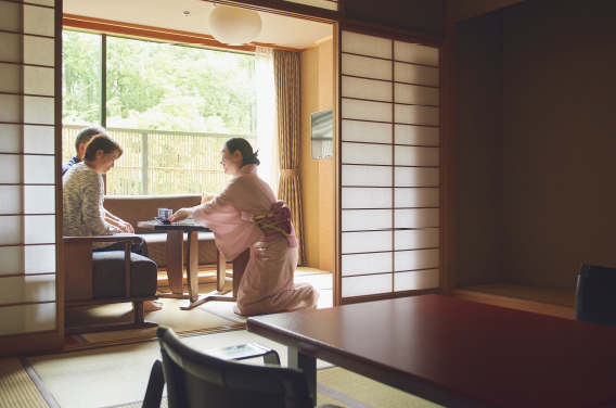 客室係（中の坊 瑞苑）